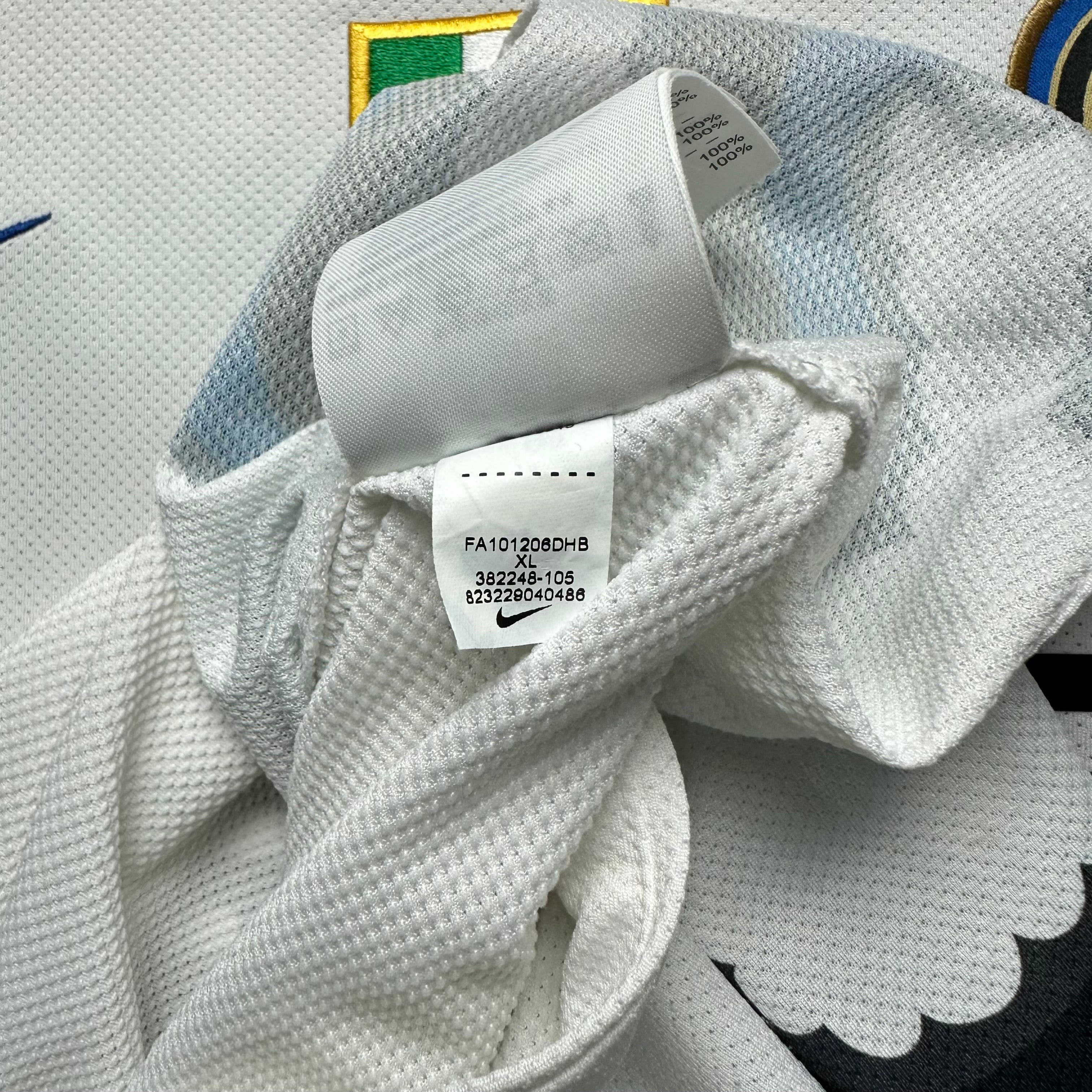 Inter Milan 2010-11 Away Shirt (XL) Milito #22