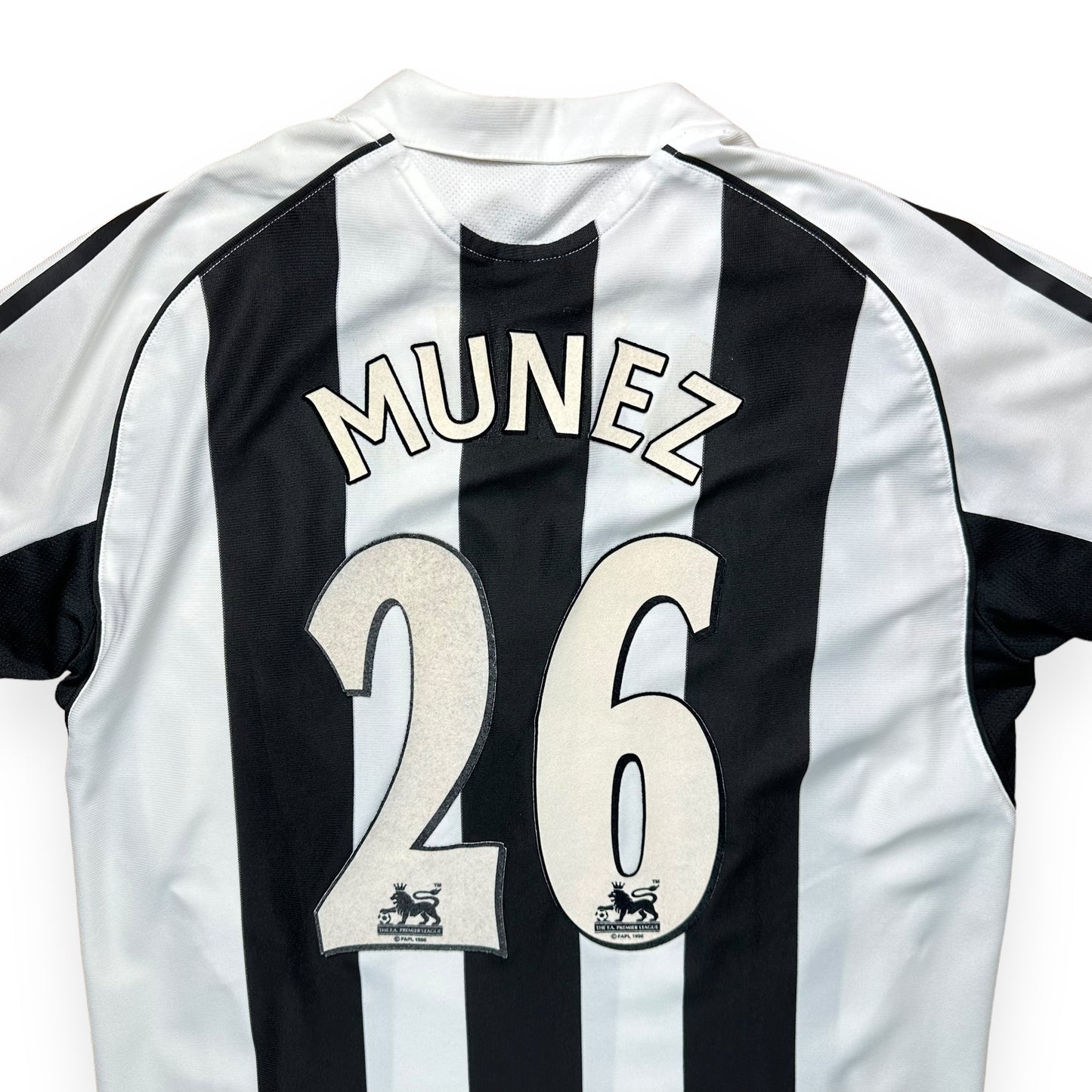 Newcastle 2005-07 Home Shirt (M) Munez #26