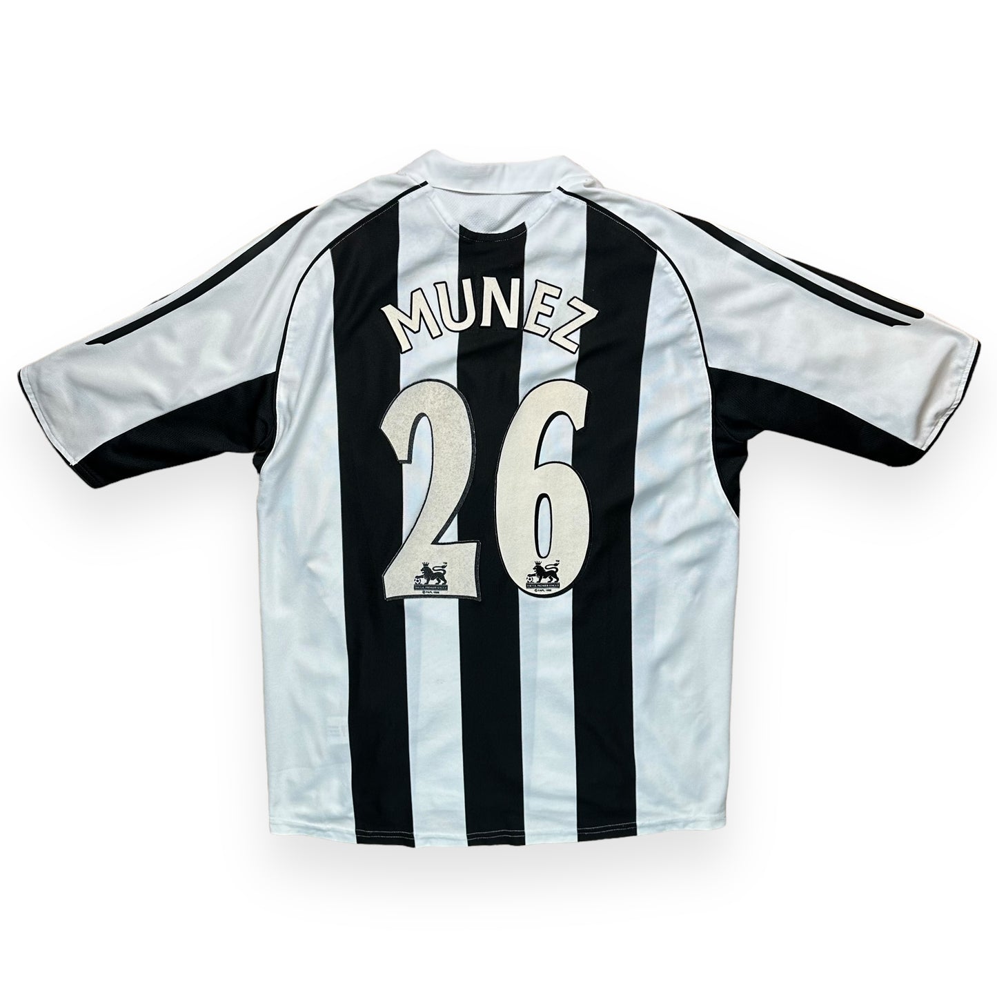 Newcastle 2005-07 Home Shirt (M) Munez #26