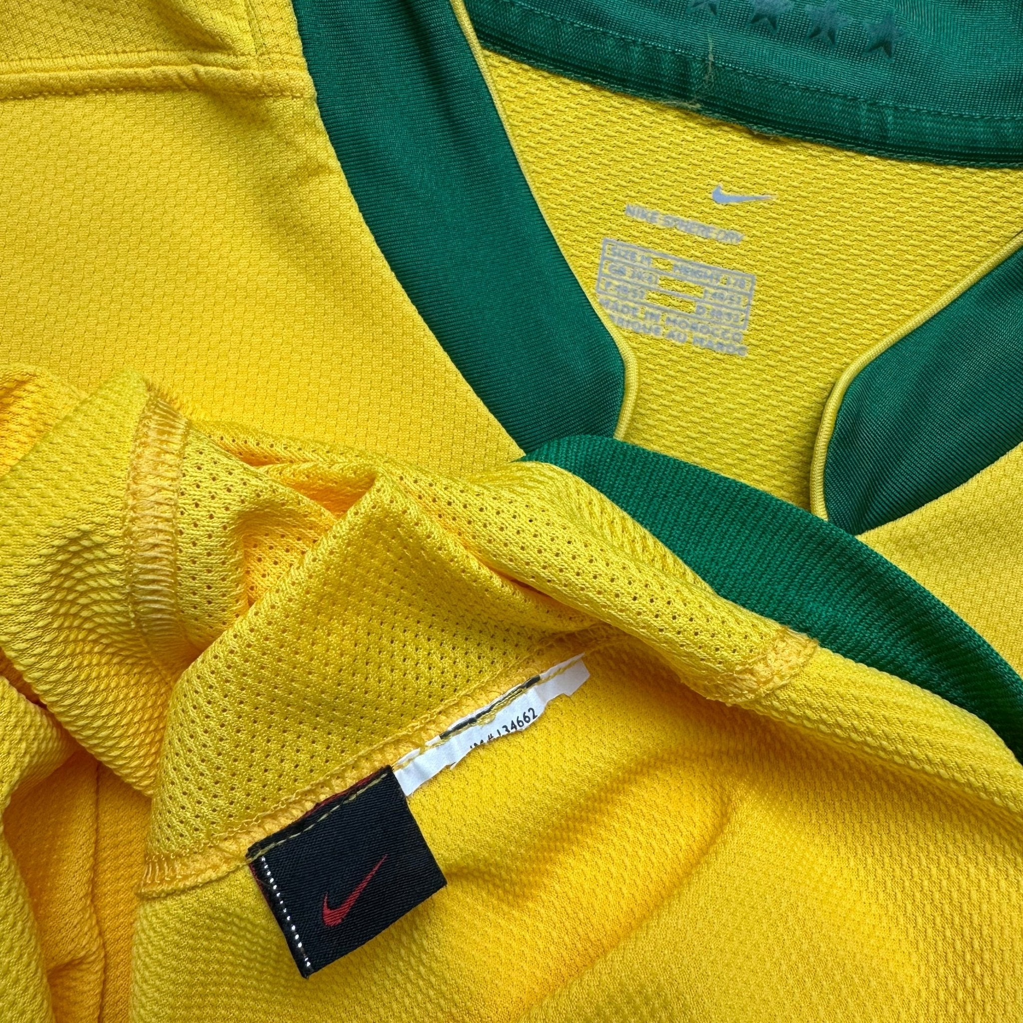 Brazil 2006 Home Shirt (M) Ronaldinho 10 - Kitplug