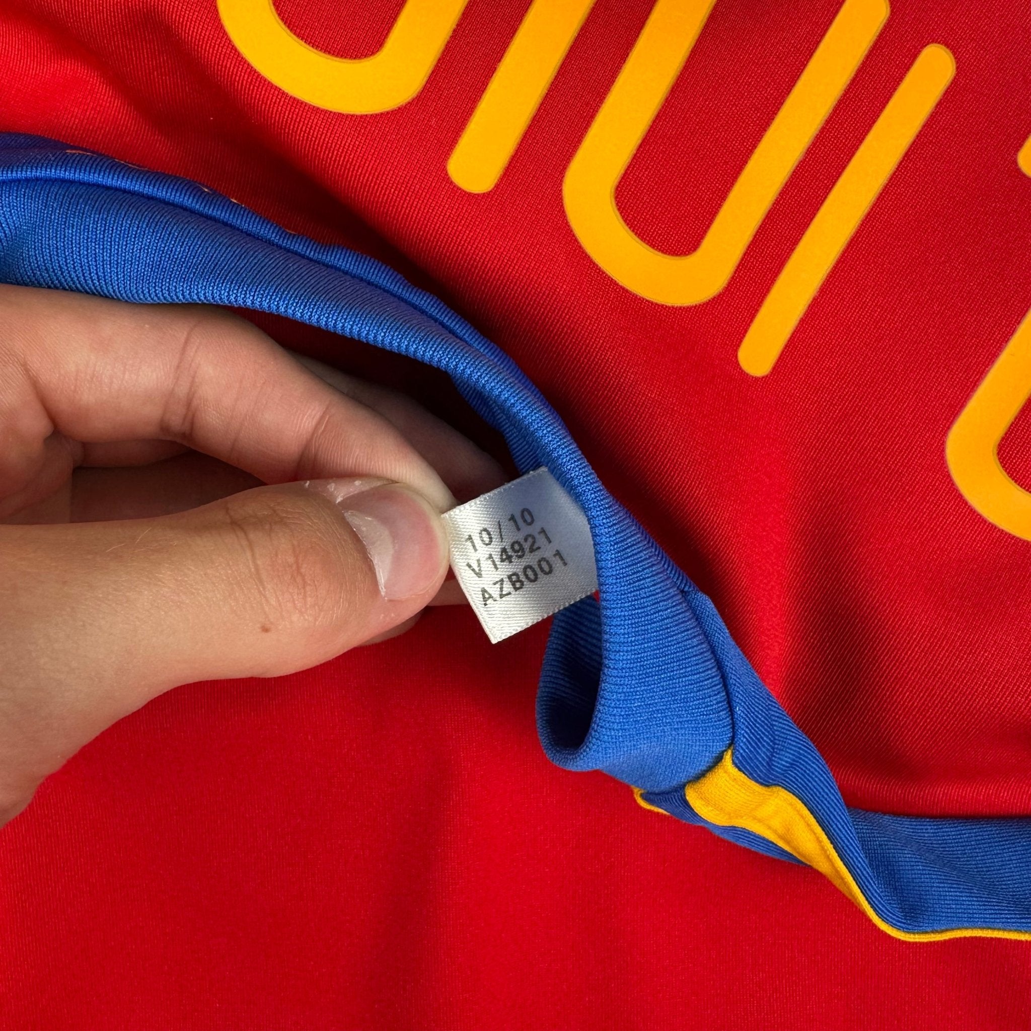 Spain 2011 Home Shirt (M) Iniesta 6 - Kitplug